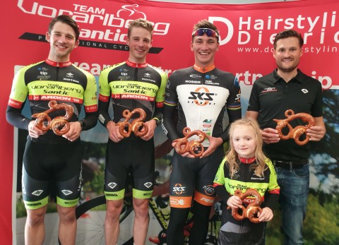 Trainingsrunde mit Weltmeister und Profis vom Team Vorarlberg beim Hairstyling Dietrich-Radsporttag
Bahn-Weltmeister Lucas Liß sowie Lukas und Martin Meiler zu Gast in Gangkofen